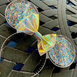 Rare Disney Minnie Mouse Ears sparkles water globe.